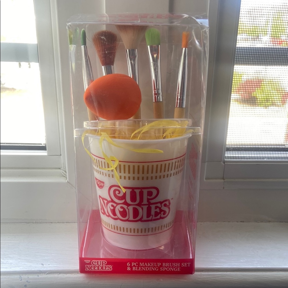 Cup Noodles Makeup Brush Set with Blending Sponge